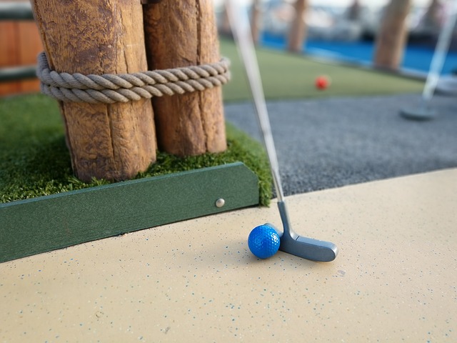 míček a hůl na minigolf